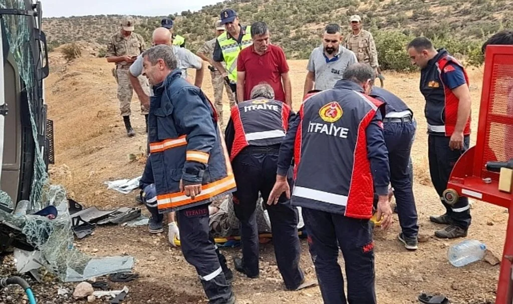 Mardin’de akaryakıt yüklü tır devrildi: 1 yaralı