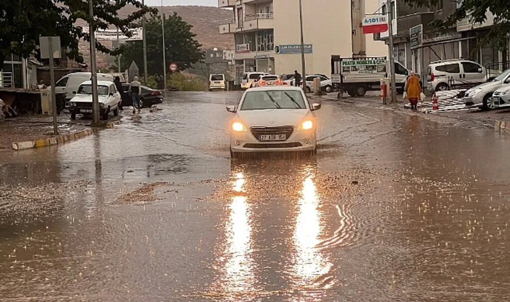 Mardin’de şiddetli yağmur yolları göle çevirdi