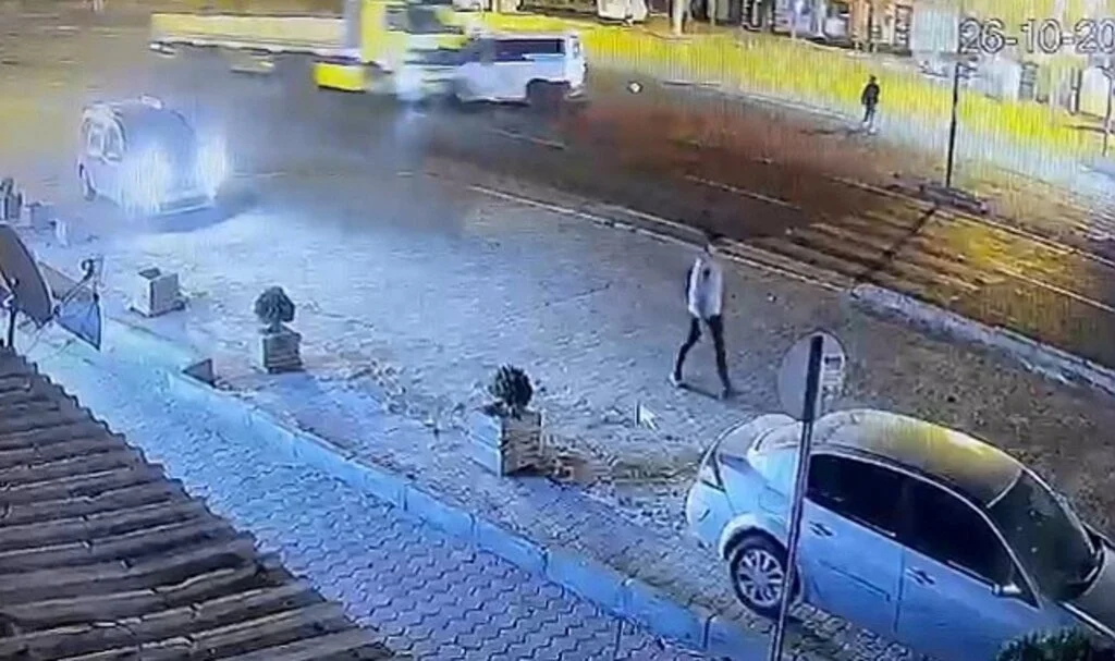 Mardin’de tır ile minibüs çarpıştı, yaya son anda kurtuldu