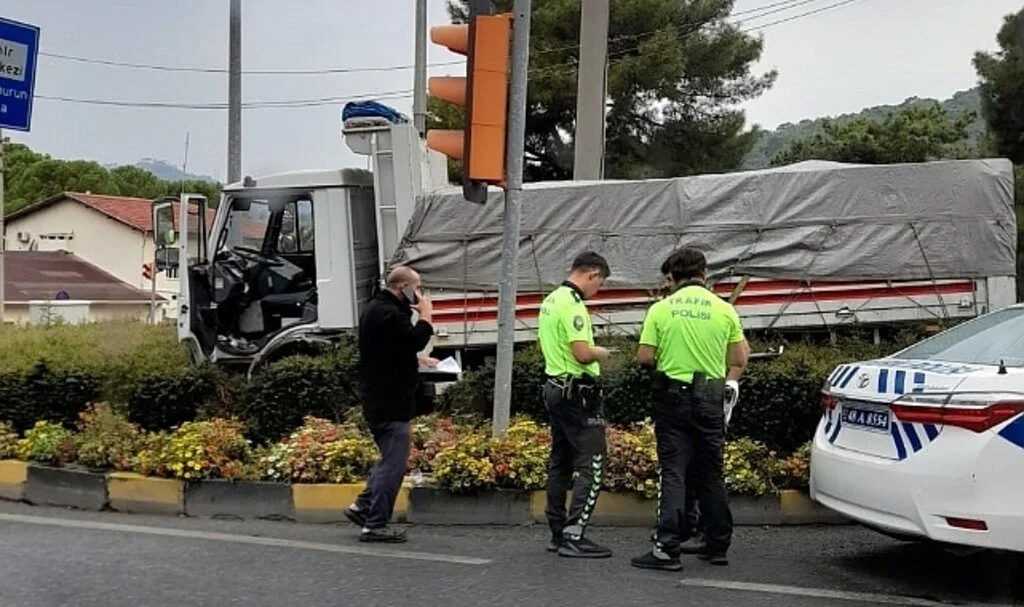 Marmaris’te freni patlayan kamyon kavşağa çıktı