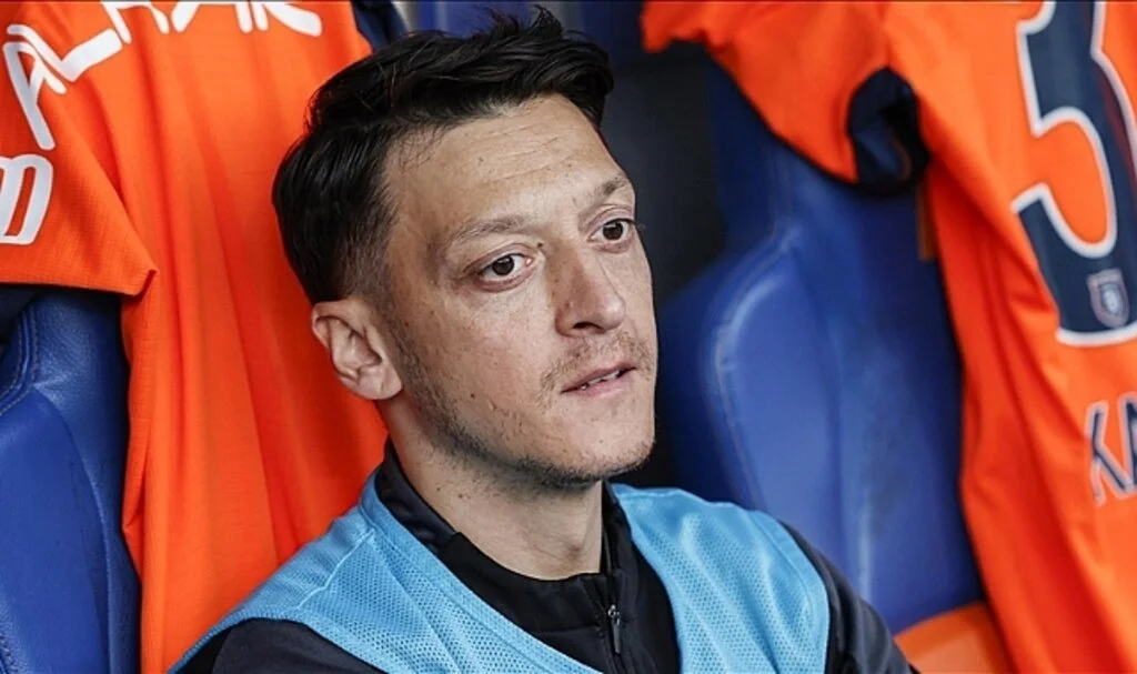 Medipol Başakşehirli futbolcu Mesut Özil ameliyat edildi