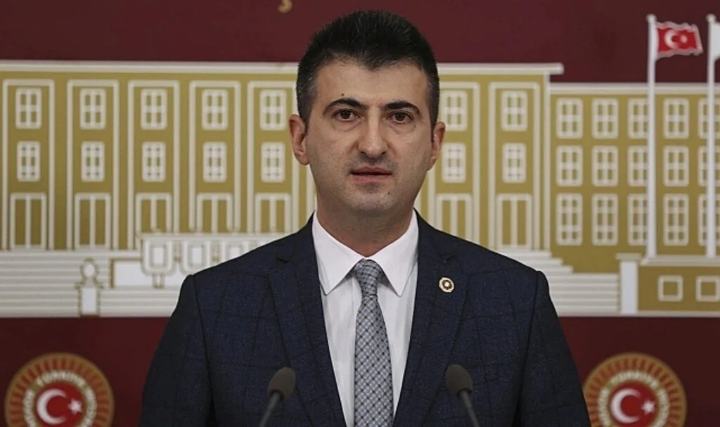 Mehmet Ali Çelebi AK Parti'de! Rozetini Cumhurbaşkanı Erdoğan taktı