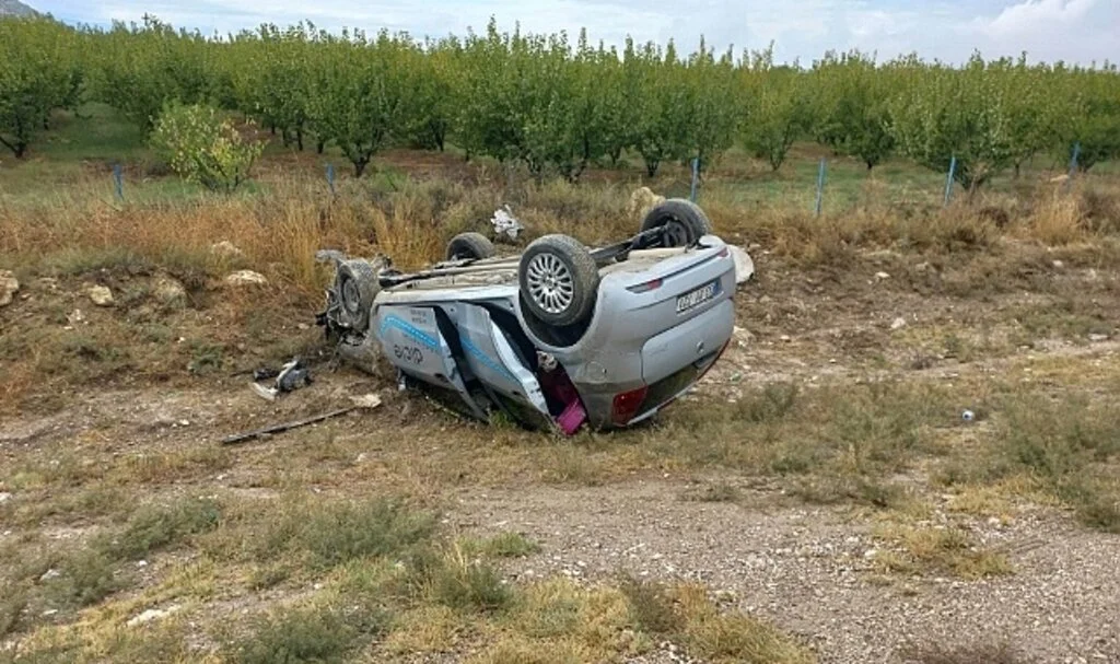 Mersin’de kaygan yolda üç araç birbirine girdi: 6 yaralı