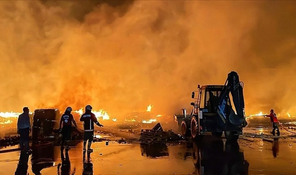 Mersin'de palet fabrikasında yangın çıktı