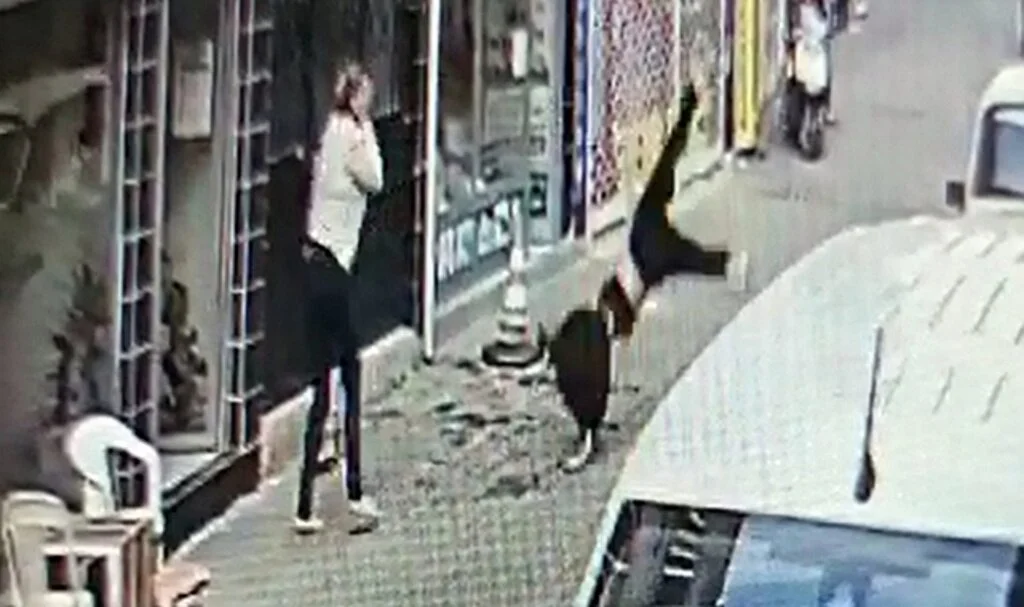 Metrelerce yükseklikten düşen genç kız yaşam savaşı veriyor