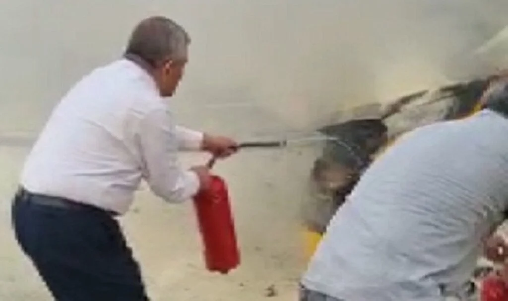 MHP İzmir İl Başkanı Şahin'den yanan taksiye müdahale