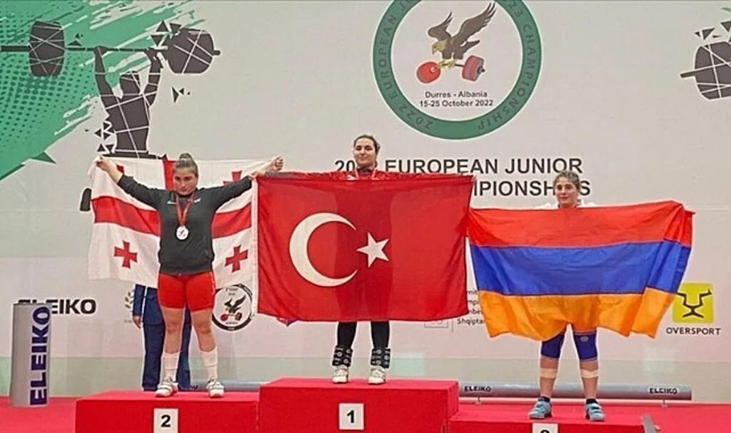 Milli halterci Sara Yenigün, üç altın madalya kazanarak Avrupa şampiyonu oldu