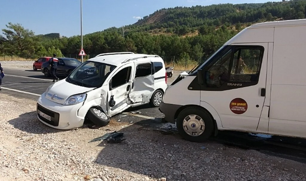 Minibüs ile hafif ticari araç çarpıştı: 2 yaralı