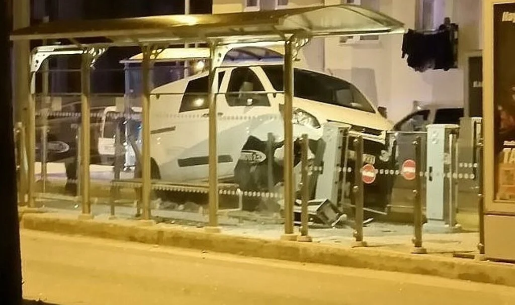 Minibüs tramvay durağına daldı, faciadan dönüldü