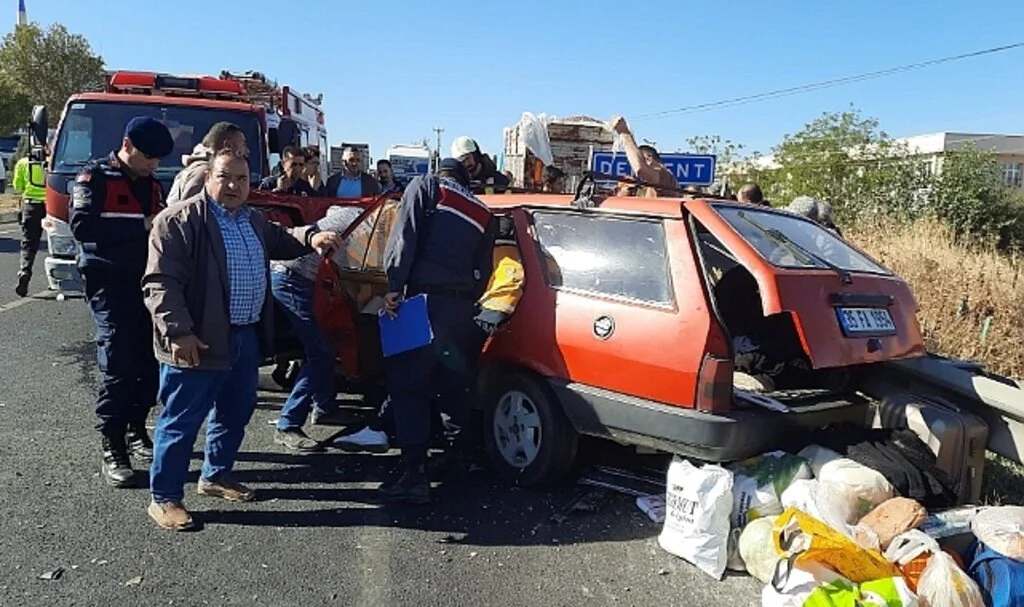 Minibüse arkadan çarpan otomobildeki 4 kişi yaralandı