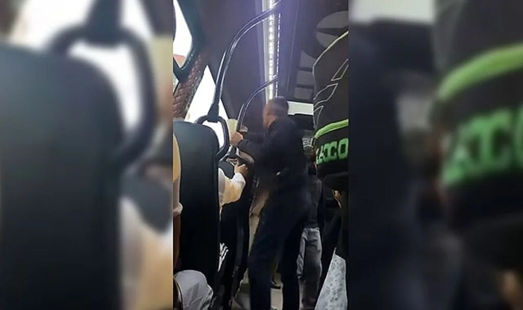 Minibüste yüksek sesle müzik dinlediler, tepki gelince ortalığı birbirine kattılar