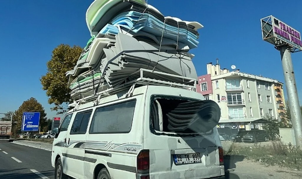 Minibüsten büyük yükle tehlikeli yolculuk