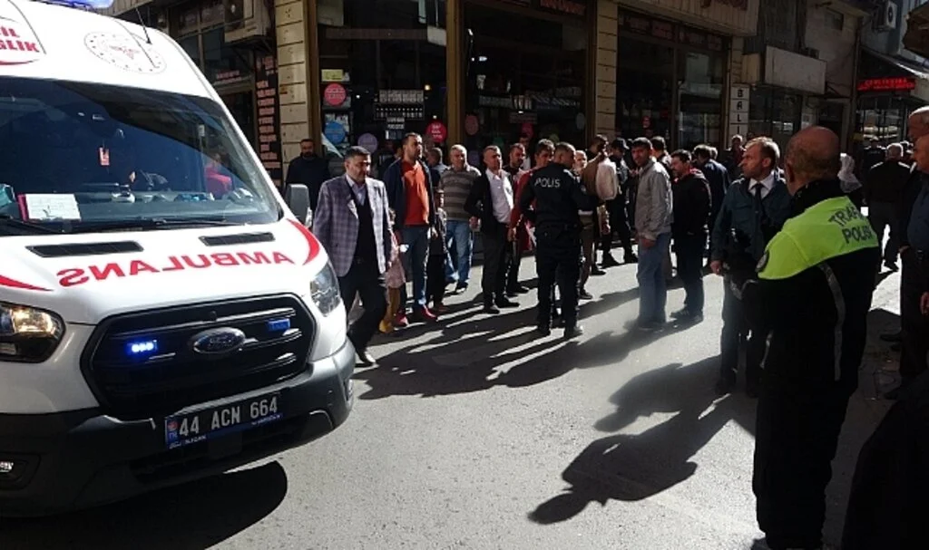 Minibüsün altında kalan kadın metrelerce sürüklendi
