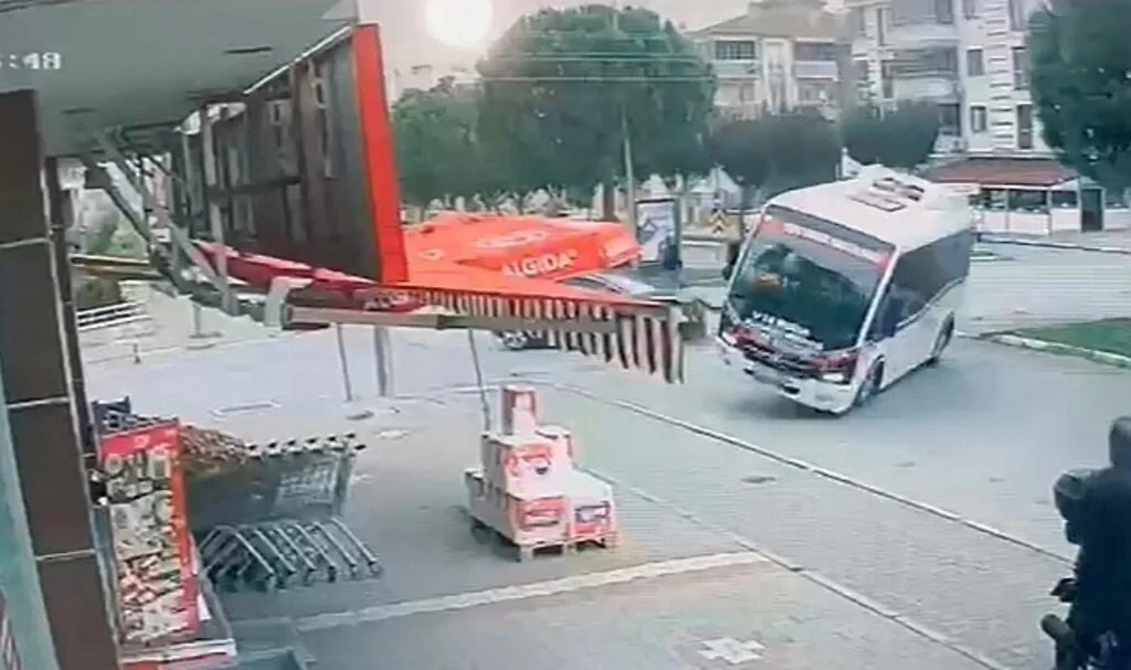 Minibüsün devrildiği kaza anları kameraya yansıdı