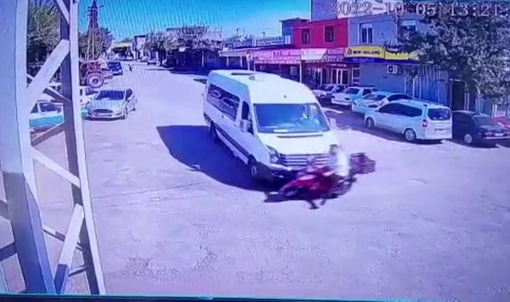 Minibüsün motosikletliye çarptığı an kamerada