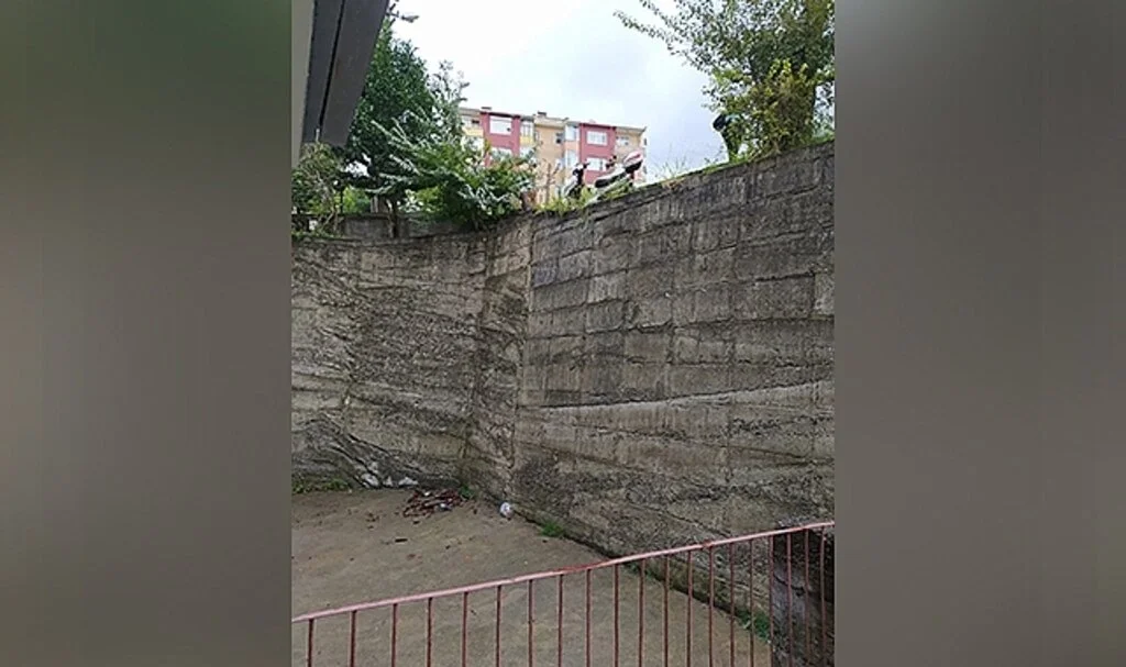 Motosiklet duvardan aşağıya uçtu:1 yaralı