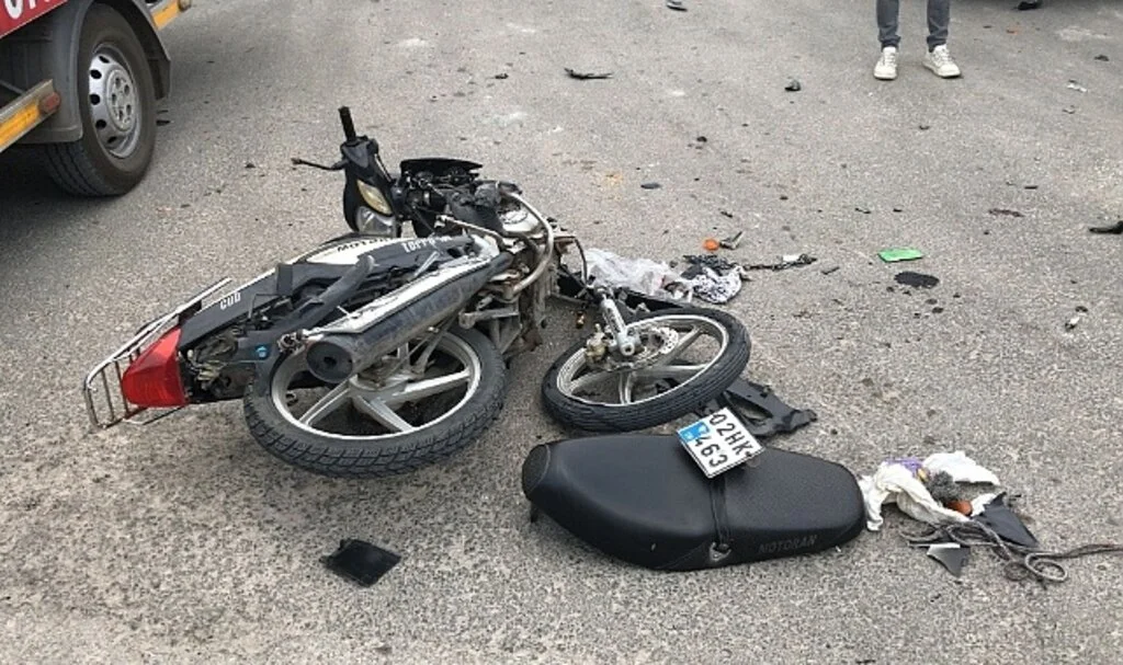 Motosiklet ile otomobil çarpıştı: 1 yaralı