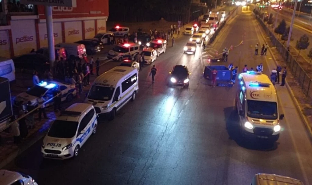 Motosiklet ile otomobil kafa kafaya çarpıştı: 1 ölü, 1 yaralı