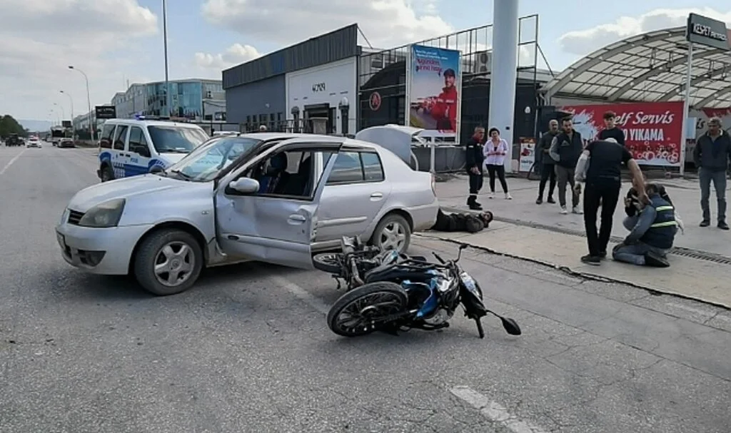 Motosiklet ile otomobilin çarpıştığı kaza kameraya yansıdı