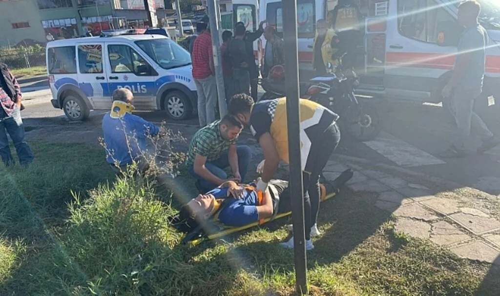 Motosiklet ile panelvan tipi araç çarpıştı: 2 yaralı