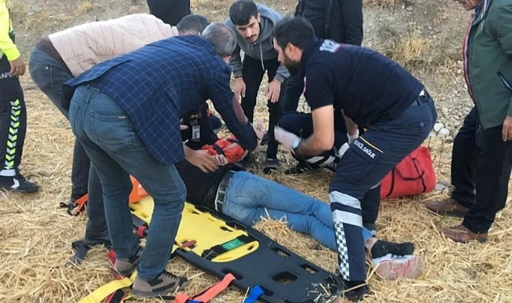 Motosiklet şarampole uçtu: 1’i ağır 2 yaralı