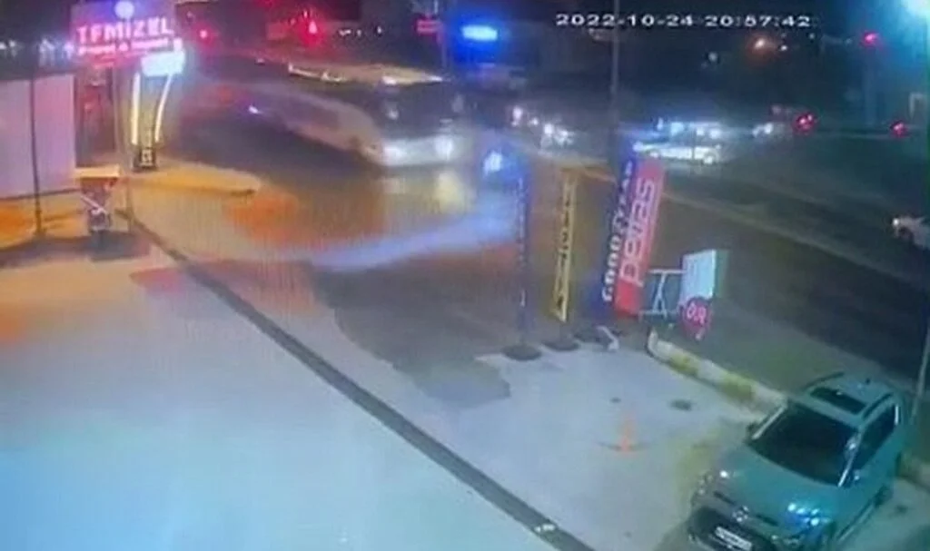 Motosiklet sürücüsünün öldüğü feci kaza kamerada