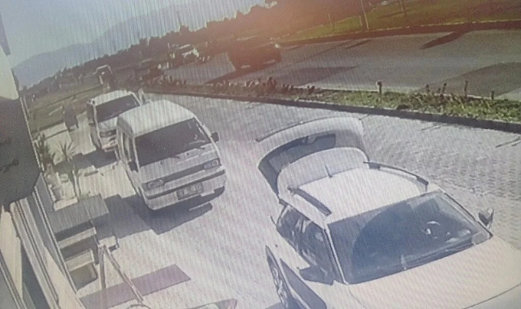 Motosiklet sürücüsünün ölümden döndüğü kaza kameralara yansıdı
