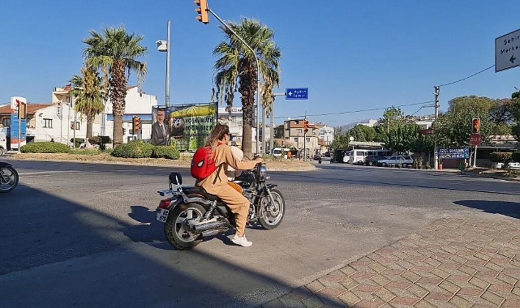 Motosiklet üzerinde tehlikeli yolculuk