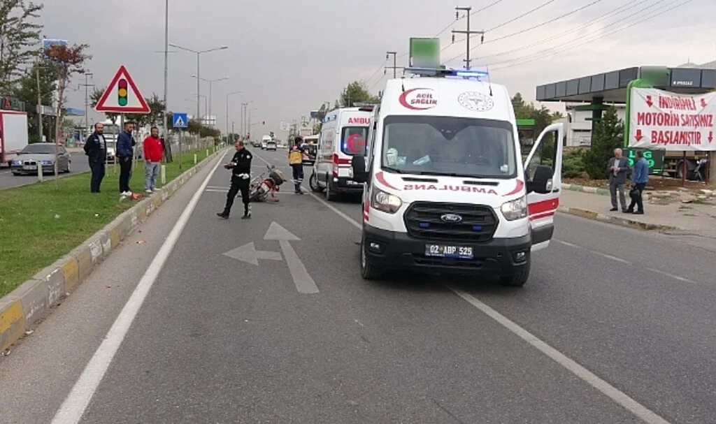 Motosiklet yayaya çarptı: 2 yaralı