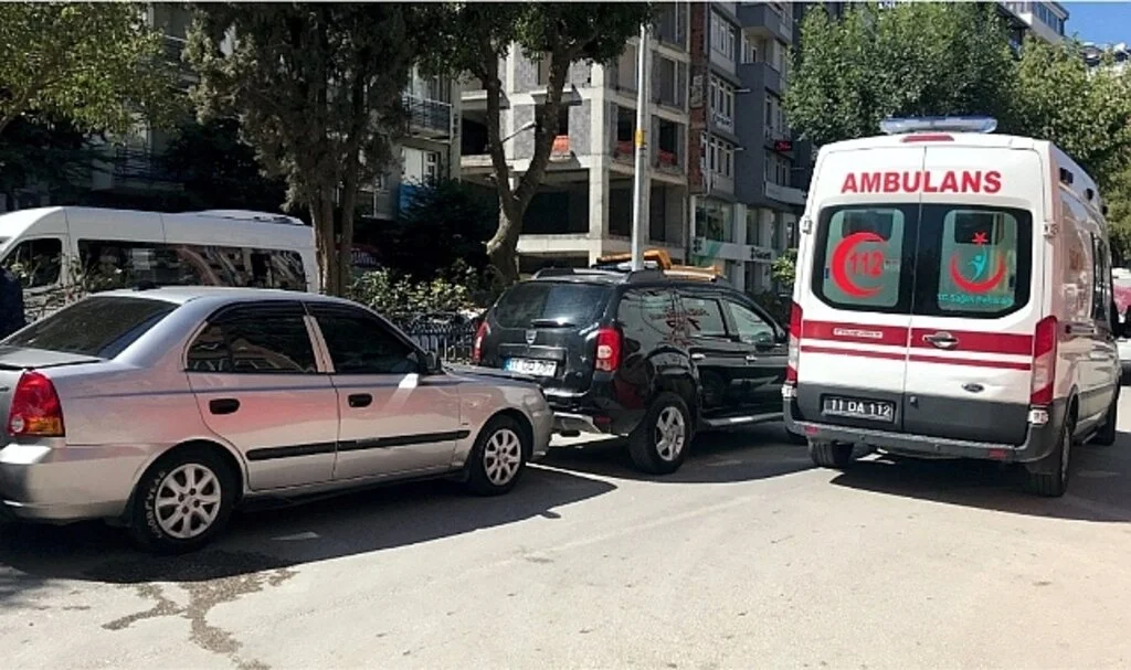 Motosiklete çarpan araç kaçarken, sürücü yaralandı