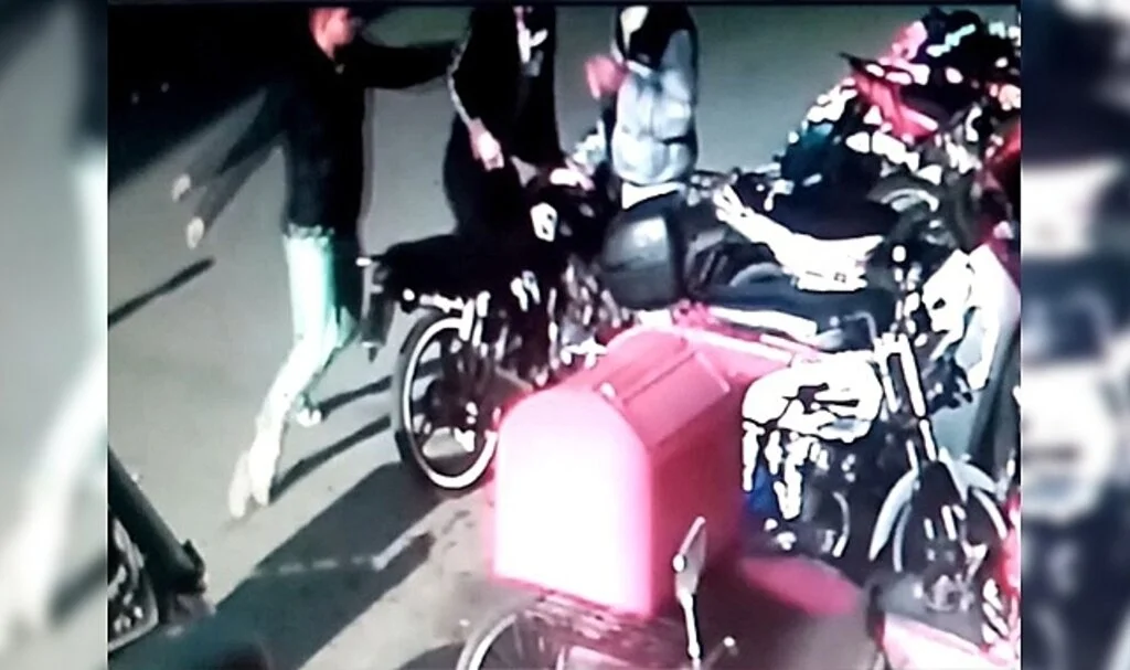 Motosikleti fotoğraflayınca birbirlerine girdiler: Tamirci faciayı önledi