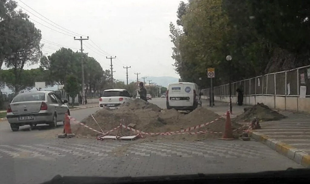 Motosikletiyle kum yığınına çarpan genç ağır şekilde yaralandı