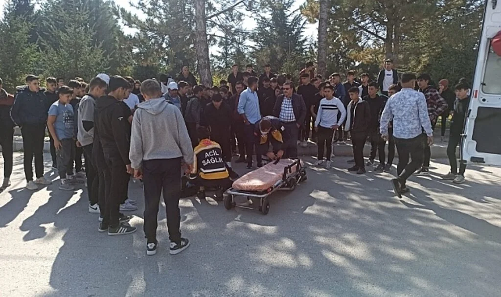 Motosikletten düşen genç ağır yaralandı