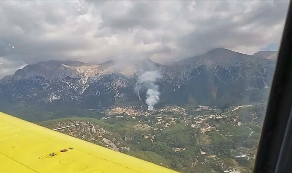 Muğla'da çıkan orman yangınına havadan ve karadan müdahale ediliyor