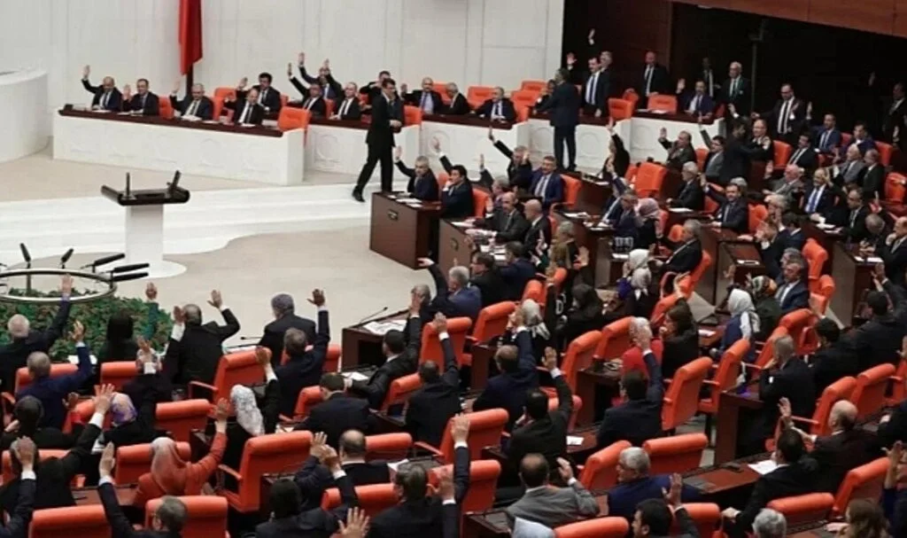 Muhalefet tarafından 'sansür yasası' olarak anılan 'Dezenformasyonla Mücadele Yasası' neler içeriyor?