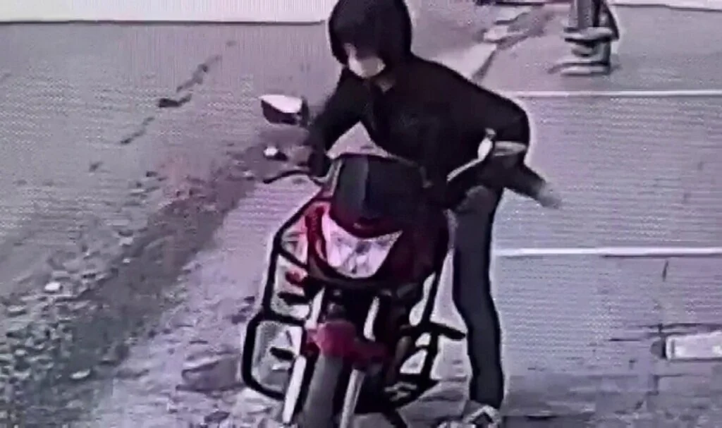 Muhtarın motosikletini böyle çaldılar