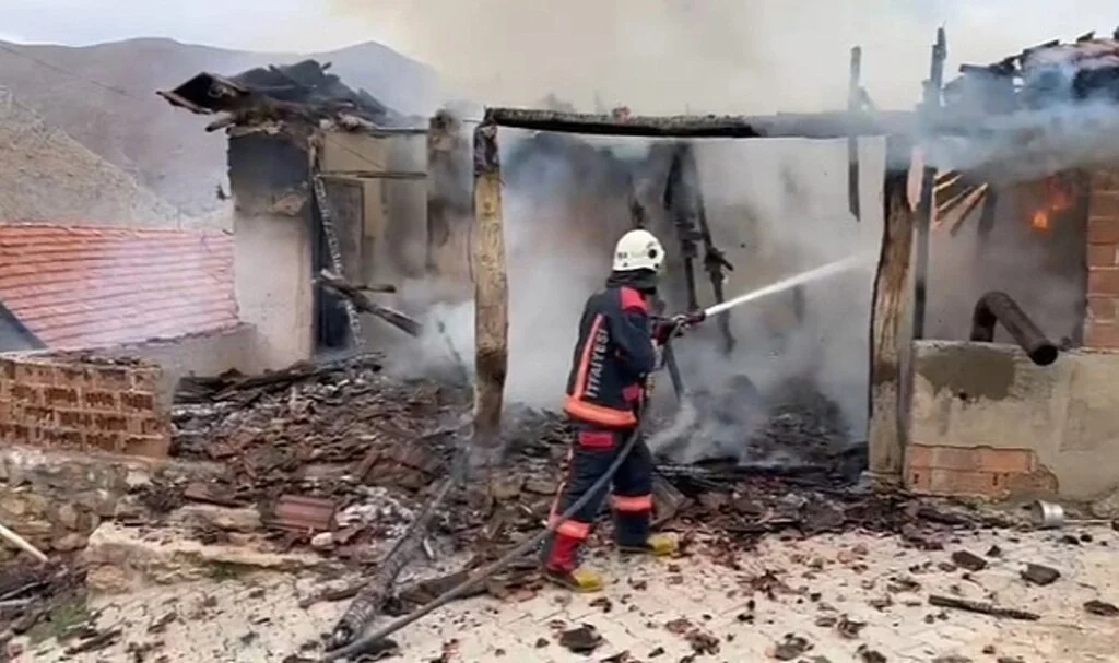Müstakil ev ve ağıl yangında kül oldu