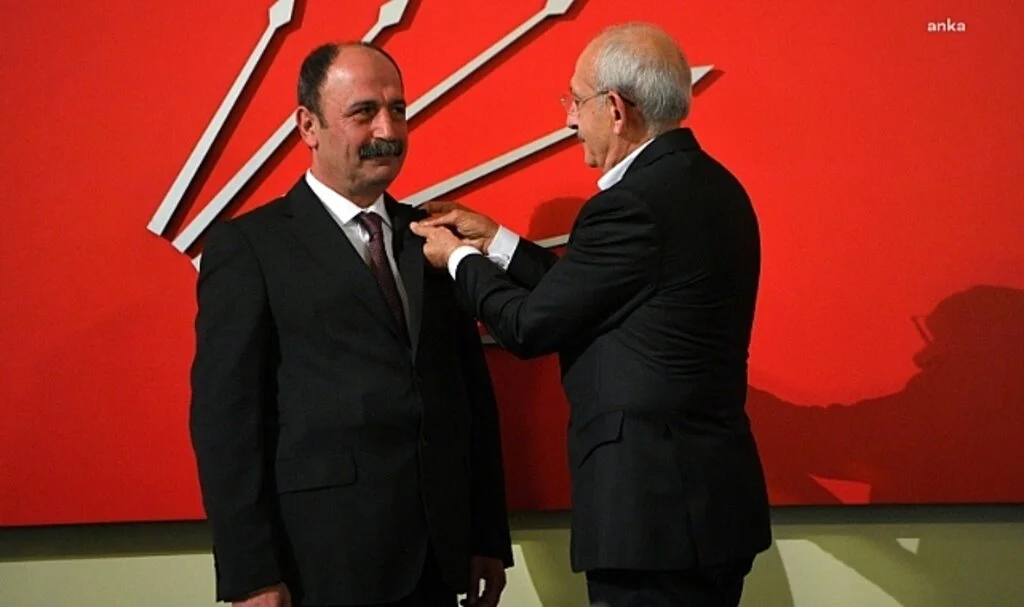 Nuşirevan Elçi CHP'ye Katıldı üyelik rozetini Kemal Kılıçdaroğlu taktı