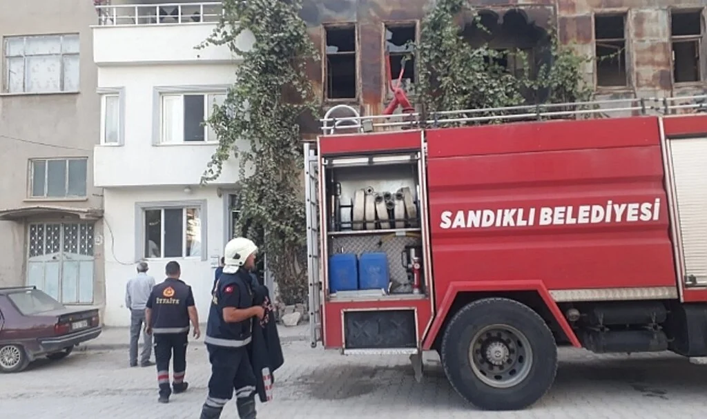 Ocakta unutulan yemek yangına neden oldu