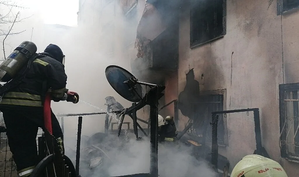 Odunlukta çıkan yangın apartmanın 1. katına sıçradı