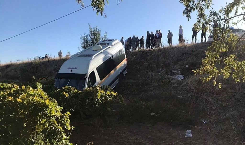 Öğrenci servisi üzüm bağına uçtu: 5'i öğrenci 6 yaralı