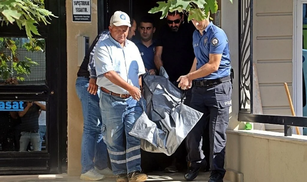 Öğrencisi evinde ölü bulunan şahsın öğretmenlikle ilişiği kesildi