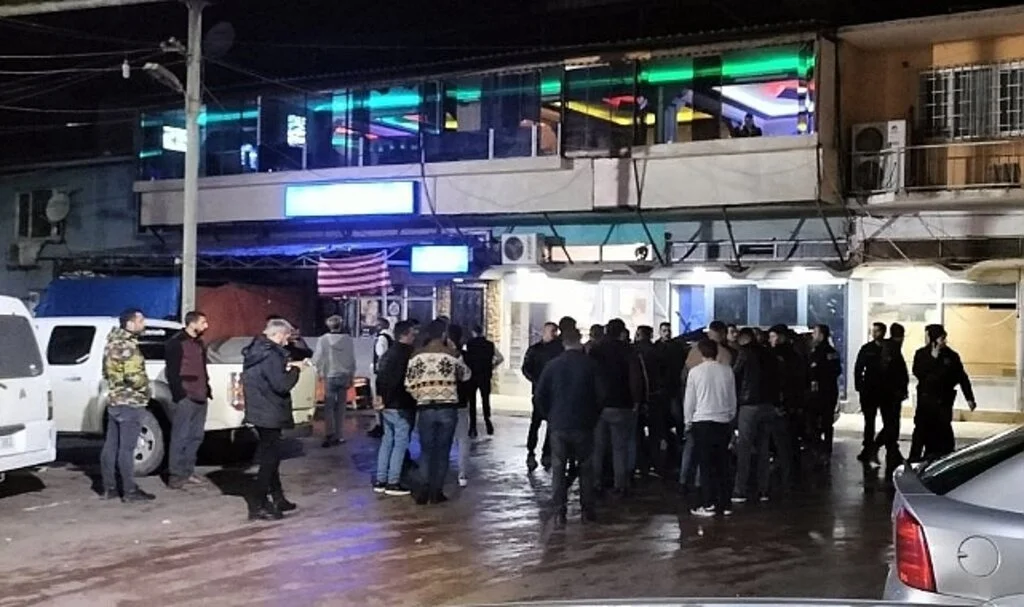 Olay çıkarınca kovulan grup restorana ateş açtı