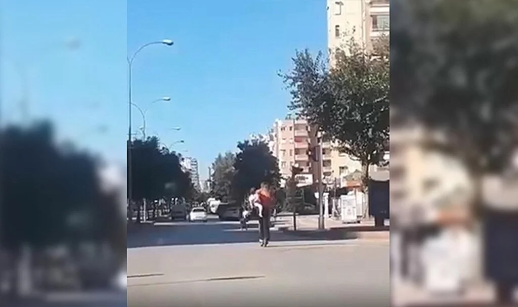 Ölümlere neden olan scooterda bebeğini taşıdı
