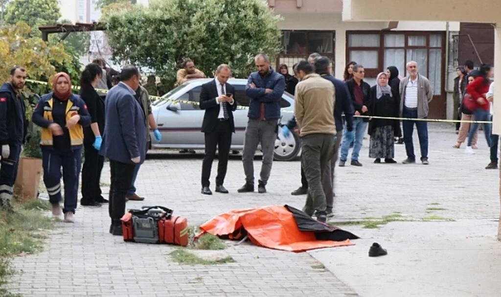 Onarmak için çıktığı çatıdan düşen yaşlı adam hayatını kaybetti