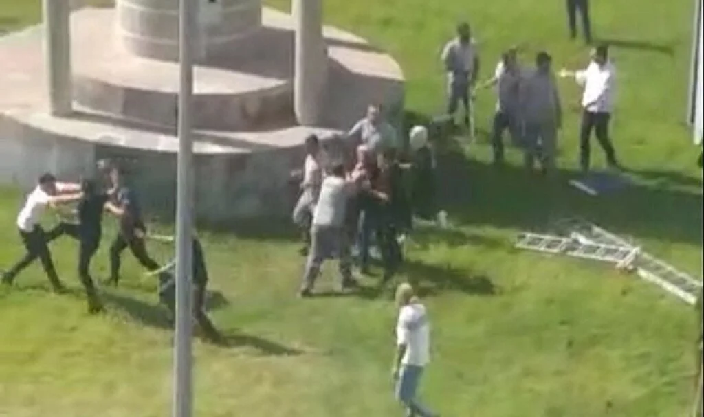 Önce kaza yaptılar sonra tekme tokat kavga ettiler