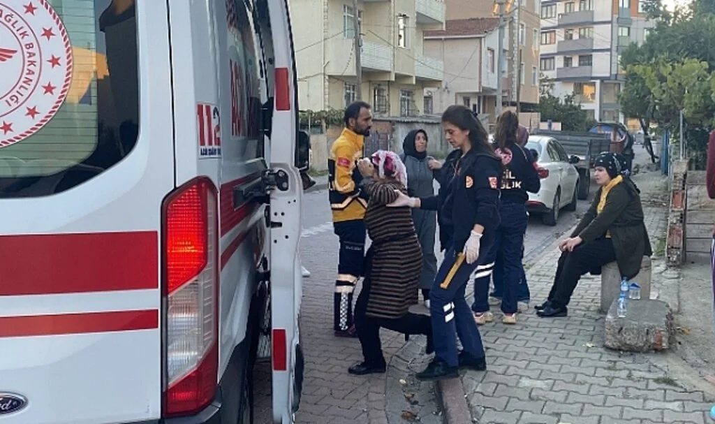 Önce otomobile sonra direğe çarptı: 2 yaralı