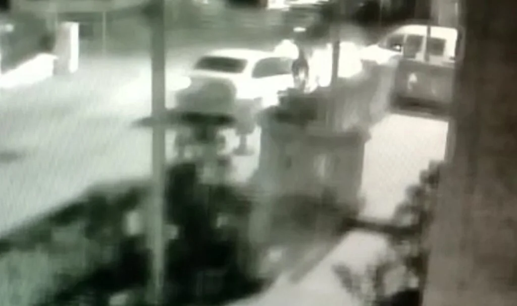 Önce seyir halindeki motosiklete çarptı, sonra sürücüsünü bıçakladı