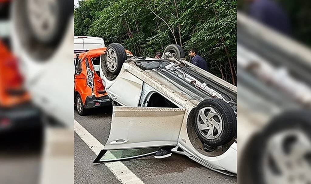 Önce tıra, sonra karayolları ekibinin aracına çarptı: 4 yaralı