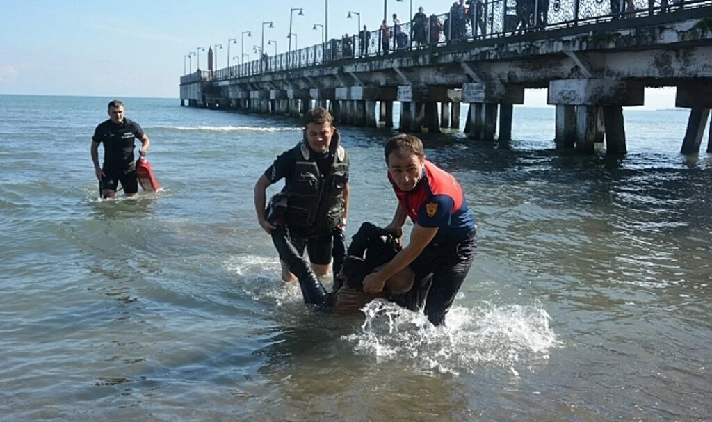 Ordu’da iskeleden denize atlayan şahsı itfaiye kurtardı